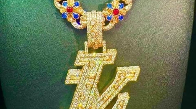 开云在线-真的壕亚马尔获赠一价值40万欧的黄金钻石专属项链，造型为LY