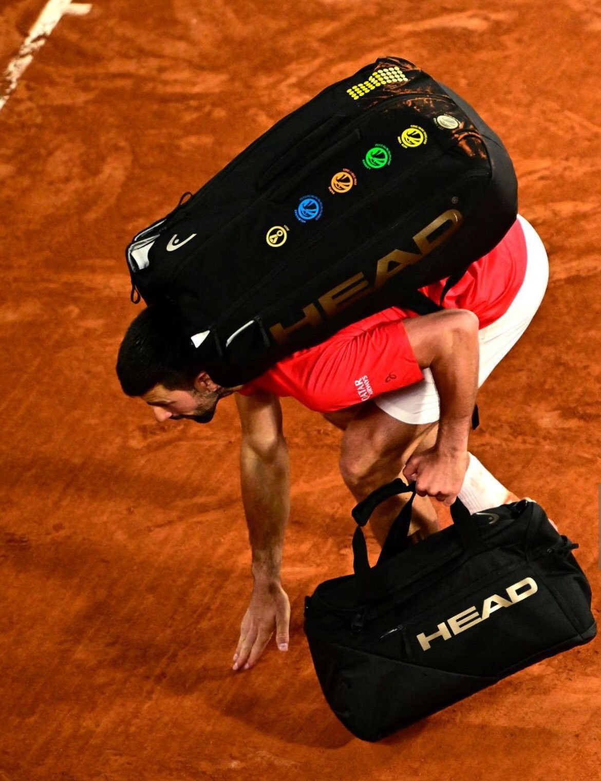 赛后轻抚红土离场！德约科维奇：这可能是我最后一场法网比赛