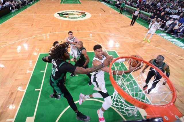 开云下载-卫冕冠军依然是卫冕冠军！雄鹿恐怖防守令绿军熄火