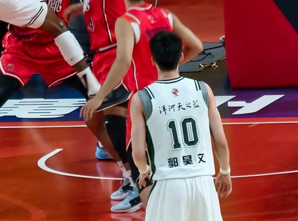 郭昊文是真带不动同曦！连突带投轰30分，全场扛着前进，队友太菜